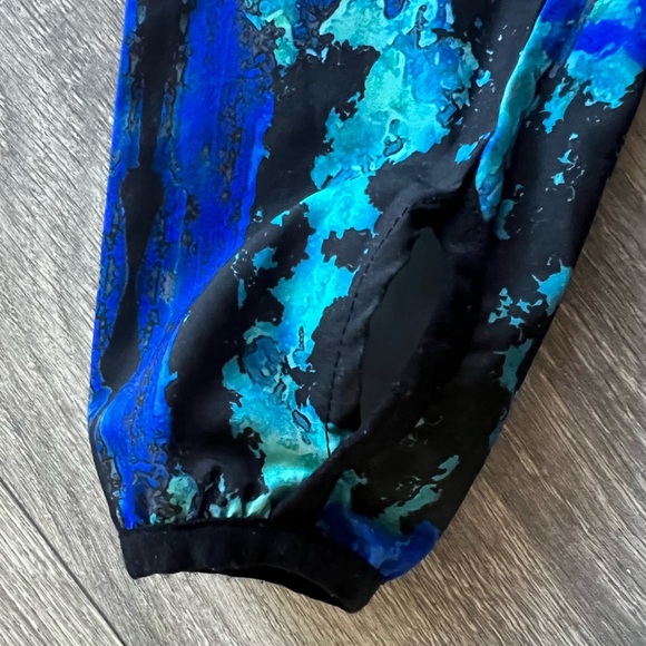 Fabletics high neck zip front windbreaker in blue multi splatter print. Size S - Picture 8 of 10